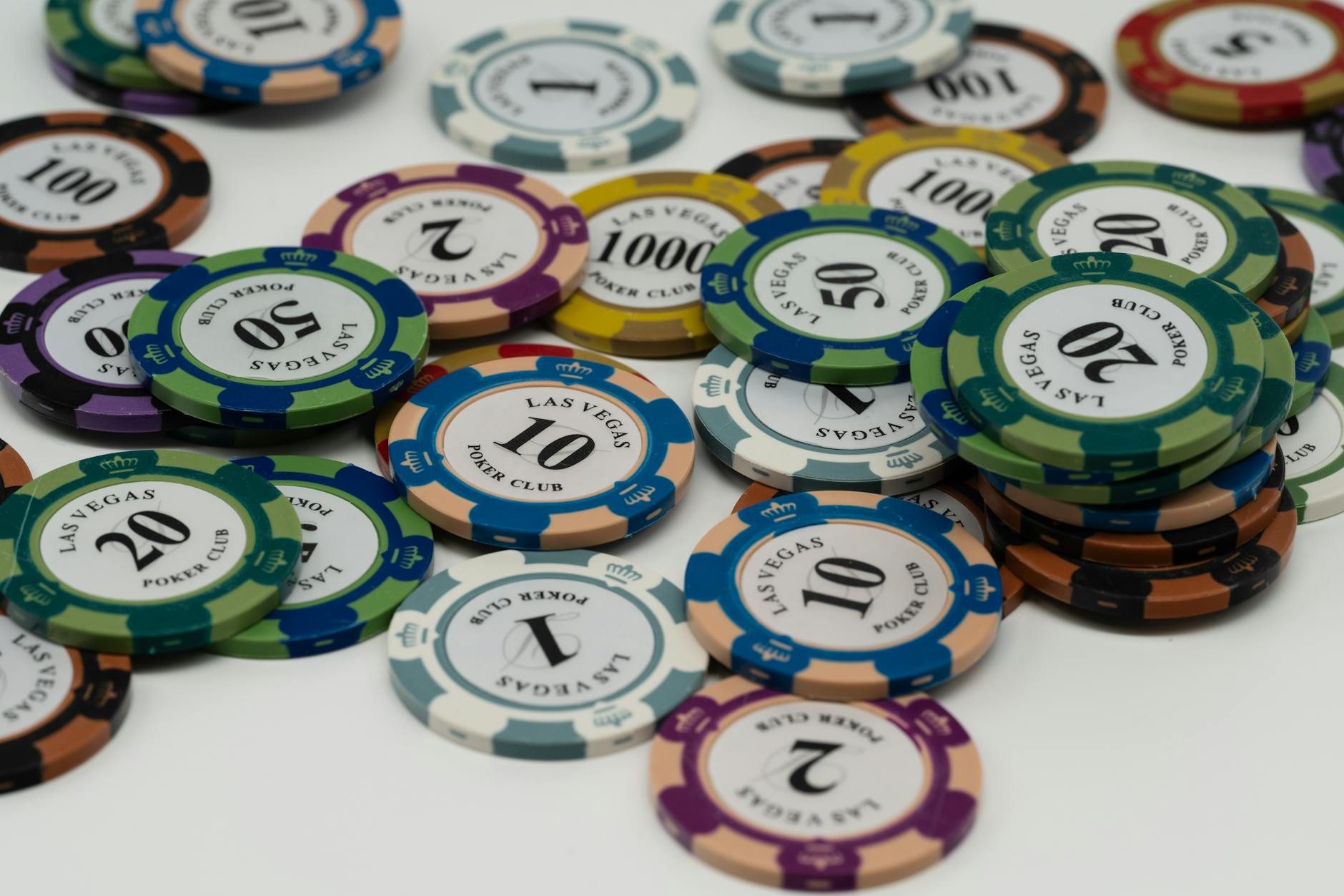 Một ván blackjack bắt đầu với 2 lá bài cho người chơi và nhà cái.