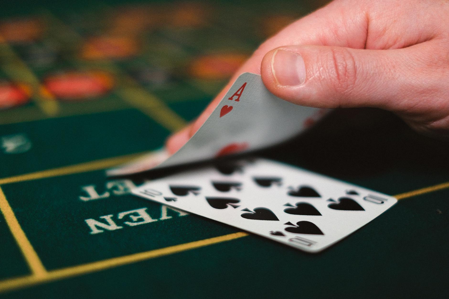 Blackjack tự nhiên là khi 2 lá đầu tiên đạt đúng 21 điểm.